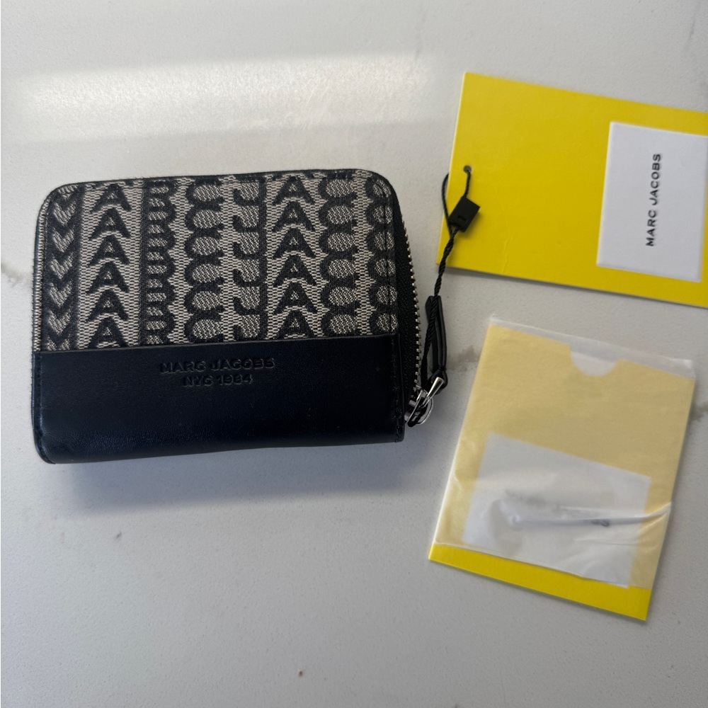 Marc Jacobs Men’s Black Logo Zip Wallet